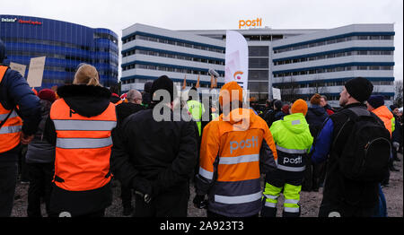 Post-Streik in Finnland. Schlafplätze Konzernzentrale im Hintergrund und Schlafplätze streikenden März und zu protestieren. Die finnische Post Anruf Streik Stockfoto