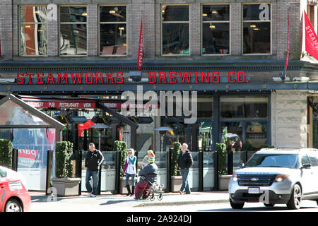 Steamworks Brewing Co., Eine Mikrobrauerei, die Hausbiere mit verschiedenen Pub-Sorten Gastown serviert, im Stadtzentrum von Vancouver, British Columbia, Kanada, 2013 Tage täglich Stockfoto