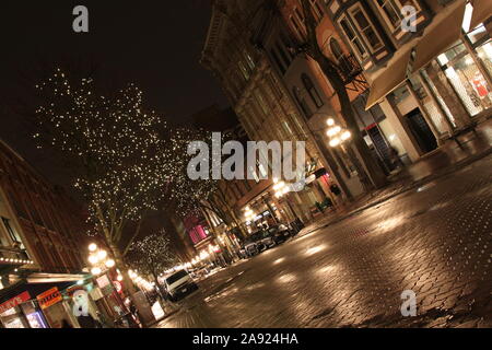 Ecke der Water Street und Cambie Street im historischen Gastown in der Innenstadt von Vancouver, Kanada, 2013, in der Nacht, Winter Stockfoto