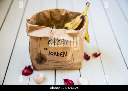 Obst und pflanzliche Reste in Papiertüte Stockfoto