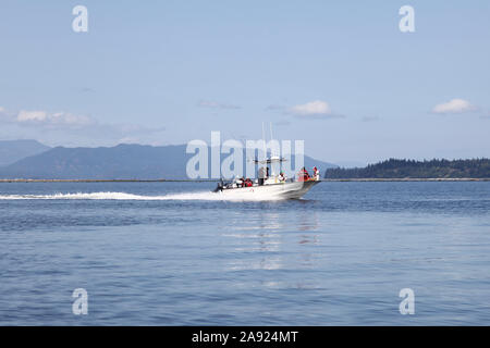 Ein Boston Whaler Vergnügen Fischerboot 'West Coast Girl' Geschwindigkeiten entlang der Campbell River, Vancouver, British Columbia, Kanada, 2016 mit Kopierraum Stockfoto