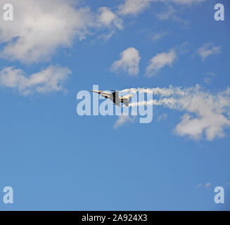 Hellenic Air Force Demo Team Zeus F-16 Block 52 über Heraklion, Kreta auf Saint Minas Tag fliegen für die jährliche Feier des Schutzheiligen der Stadt. Stockfoto