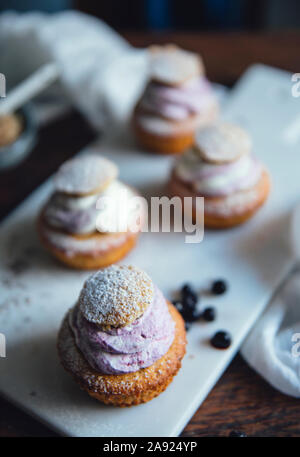 Brötchen mit Sahne Stockfoto