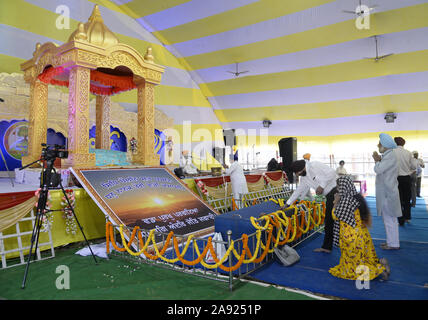 Kolkata, Indien. 12 Nov, 2019. Skih devoteess bieten Gebet anlässlich des 550. Geburt annivarasary wenn Guru Nanak Devji. (Foto durch Saikat Paul/Pacific Press) Quelle: Pacific Press Agency/Alamy leben Nachrichten Stockfoto