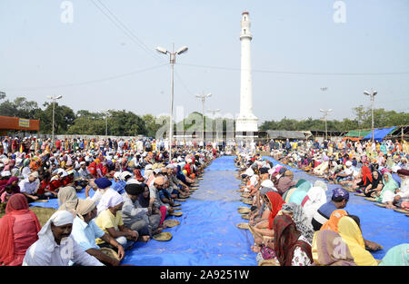 Kolkata, Indien. 12 Nov, 2019. Anhänger Essen langaar anlässlich des 550. Geburt annivarasary wenn Guru Nanak Devji. (Foto durch Saikat Paul/Pacific Press) Quelle: Pacific Press Agency/Alamy leben Nachrichten Stockfoto