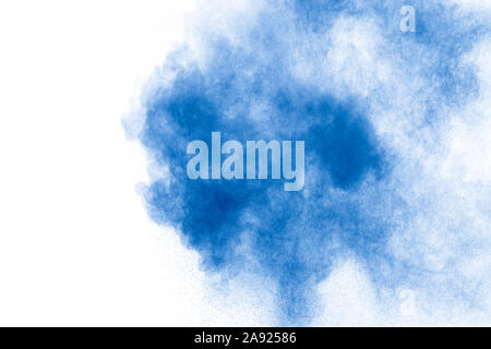 Abstrakt Blau Staubexplosion auf weißem Hintergrund. Freeze motion blau Pulver spritzen. Malte Holi. Stockfoto