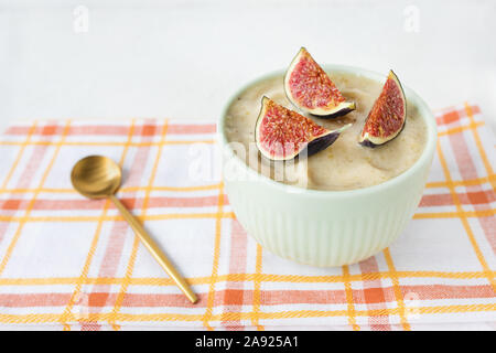 Vegan selbstgemachte Banane und Mango gelato Speiseeis. Stockfoto