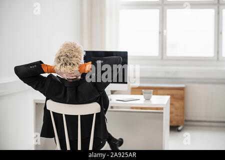 Frau im Büro sitzen Stockfoto