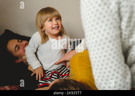 Mutter mit Tochter spielen Stockfoto