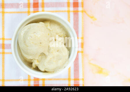 Vegan selbstgemachte Banane und Mango gelato Speiseeis. Stockfoto