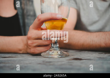 Womans hand Bier Glas Stockfoto