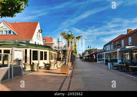 De Koog, Texel / Niederlande - August 2019: beliebte Stadtzentrum mit kleinen Souvenirläden und Restaurants in De Koog auf der Insel Texel. Stockfoto