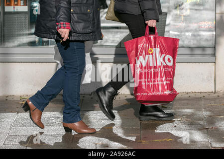 Eine Frau, die eine Wilko home store Kunststoff Tragetasche 100 % aus recyceltem Kunststoff wiederverwendbar Supermarkt Taschen für das Leben Stockfoto