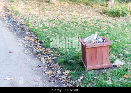 Prag, tschechische Republik - 13. August: Volle Mülleimer in Divoka Sarka Park Stockfoto