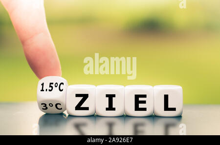 Symbol für eine Begrenzung der globalen Erwärmung. Hand einen Würfel und Änderungen der deutsche Ausdruck "3°C-Ziel' ('3°C limit' in englischer Sprache), um 1,5°C Ziel' (1,5 °C Li Stockfoto