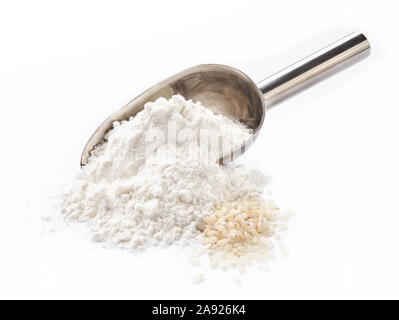Reis oder Weizen Mehl in Mehl Löffel auf weißem Hintergrund. Stockfoto