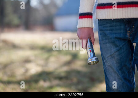 Hand mit Taschenlampe Stockfoto