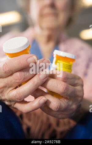 Ansicht einer älteren Frau mit Medikamenten. Stockfoto
