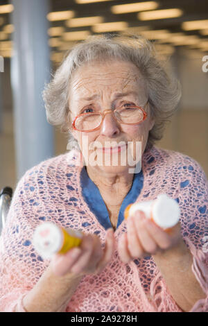 Blick auf eine ältere Frau Medikamente in den Händen halten. Stockfoto
