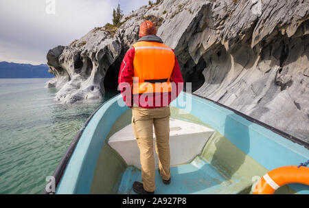 Touristische im Boot Tour zu ungewöhnlichen Marmor Höhlen am See von General Carrera, Patagonien, Chile. Carretera Austral Reise. Stockfoto