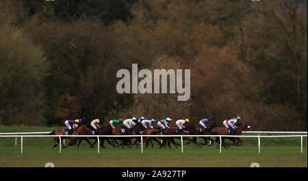 Läufer und Fahrer im Einsatz beim Integral UK ÔJunior Standard Open NH Flat Race auf der Rennbahn Huntingdon. Stockfoto