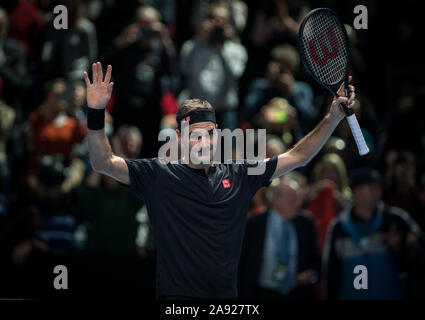 London, Großbritannien. 12 Nov, 2019. Roger Federer (Schweiz) feiert er in seinem zweiten Spiel der Round robin Gruppenphase gewinnen bei Tag 3 der Nitto ATP-Tennisturniers in London in der O2, London, England am 12. November 2019. Foto von Andy Rowland. Credit: PRiME Media Images/Alamy leben Nachrichten Stockfoto