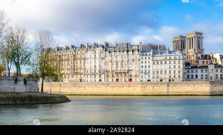 Paris, Blick auf die Seine und die Ile de la Cité, schöne Häuser auf dem Quai aux Fleurs und Notre-Dame Kathedrale im Hintergrund Stockfoto