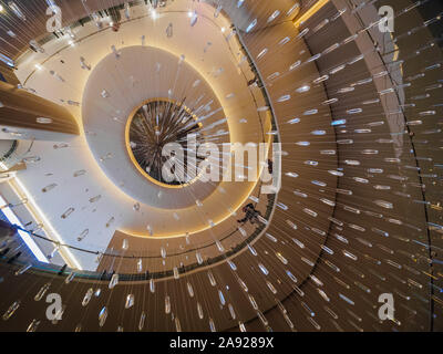 Joie Crystal Water Fall Kronleuchter in der Grand Lobby im Atrium des Rockefeller Center (Oberseite des Felsens) in New York City, New York City, NY, USA Stockfoto