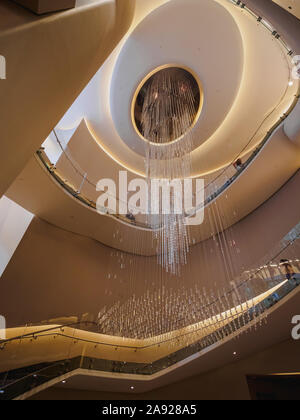 Joie Crystal Water Fall Kronleuchter in der Grand Lobby im Atrium des Rockefeller Center (Oberseite des Felsens) in New York City, New York City, NY, USA Stockfoto