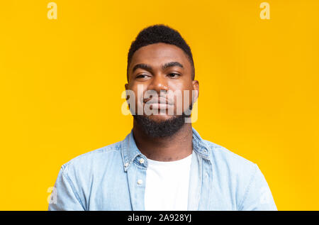 Portrait der afrikanischen amerikanischen Mann mit skeptischen Gesichtsausdruck Stockfoto