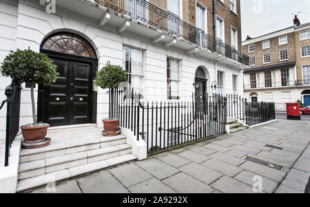 Bloomsbury, London. Eine typische Straßenszene in der Londoner Stadtteil Bloomsbury mit vertrauten georgianische Architektur townhouse Fassaden. Stockfoto