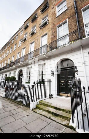 Bloomsbury, London. Eine typische Straßenszene in der Londoner Stadtteil Bloomsbury mit vertrauten georgianische Architektur townhouse Fassaden. Stockfoto