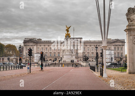 London, Großbritannien. November 2019. Wichtige Erhaltungsarbeiten finden im Queen Victoria Memorial direkt vor dem Buckingham Palace statt. Spezialteams arbeiten mit einem Gefühl der Dringlichkeit und einem akuten Bewusstsein für königliche Fristen gesetzt, um die vollständige Entfernung / Demontage von unansehnlichen Gerüsten vor der jährlichen Remembrance Sunday Parade am 10. November dieses Jahres statt. Blick auf die beeindruckende, prächtige Fassade des Buckingham Palace, die Fassade, aufgenommen von der Mall mit stimmungsvollem Herbsthimmel. Bild: Lee Hudson Stockfoto