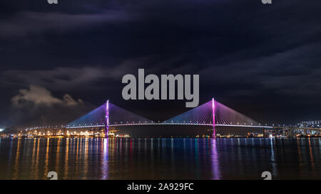 Nachtansicht der Busan Hafen Brücke, die das Yeongdo und Nam Bezirke in Busan, Südkorea. Stockfoto