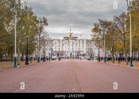 London, Großbritannien. November 2019. Wichtige Erhaltungsarbeiten finden im Queen Victoria Memorial direkt vor dem Buckingham Palace statt. Spezialteams arbeiten mit einem Gefühl der Dringlichkeit und einem akuten Bewusstsein für königliche Fristen gesetzt, um die vollständige Entfernung / Demontage von unansehnlichen Gerüsten vor der jährlichen Remembrance Sunday Parade am 10. November dieses Jahres statt. Blick auf die beeindruckende, prächtige Fassade des Buckingham Palace, die Fassade, aufgenommen von der Mall mit den Menschen, die zu Fuß gehen. Bild: Lee Hudson Stockfoto