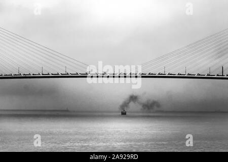Detail von der Mitte der Busan Harbour Bridge in Busan, Südkorea, Schwarz und Weiß Stockfoto