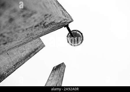 Eine Lampe von unten auf abgenutzten Betonsäulen am Dragon School Stockfoto