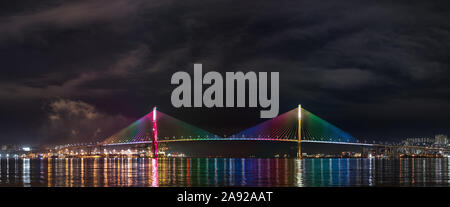 Nachtansicht der Busan Hafen Brücke, die das Yeongdo und Nam Bezirke in Busan, Südkorea. Stockfoto