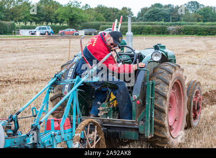 British National Pflügen Meisterschaften, Lincoln, Großbritannien - ein Vintage Traktor Pflügen Stockfoto