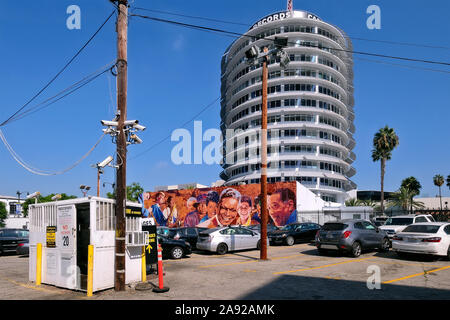 Wandmalerei mit Musikern vor dem Capitol Tower, Sitz der Gesellschaft von Capitol Records in Hollywood, Los Angeles, Kalifornien, USA Stockfoto