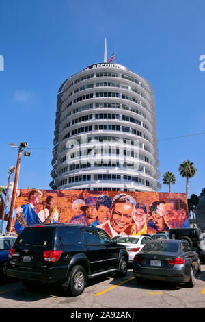 Wandmalerei mit Musikern vor dem Capitol Tower, Sitz der Gesellschaft von Capitol Records in Hollywood, Los Angeles, Kalifornien, USA Stockfoto