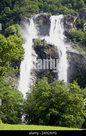 Acquafraggia Wasserfälle, ein Naturdenkmal der Lombardei seit 1984. Stockfoto