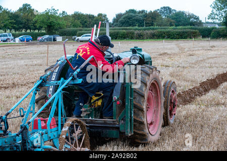 British National Pflügen Meisterschaften, Lincoln, Großbritannien - ein Vintage Traktor Pflügen Stockfoto