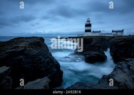 Hook Head Lighthouse in der Grafschaft Wexford in der Dämmerung, Irland Stockfoto