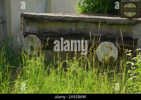 Eisenbahn Sackgasse verlassen, verloren Platz Bahnhof mit rostigen Railway dead end als Zeichen der Einsamkeit und Vergänglichkeit Stockfoto