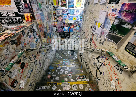 Treppen in die Garage im Record store Amöbe Musik auf dem Sunset Boulevard, Hollywood, Los Angeles, Kalifornien, USA Stockfoto