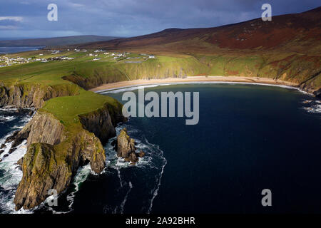 Luftaufnahme von Klippen bei Silver Strand Strand bei Malinbeg im Südwesten der Grafschaft Donegal, Irland, von drohne getroffen Stockfoto