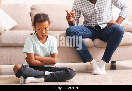 Strenge afro Vater schimpfen wenig ungehorsame Tochter für schlechtes Verhalten Stockfoto