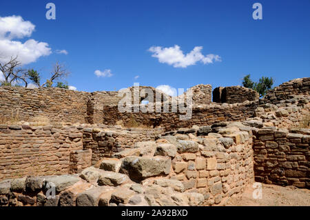 Ansicht der ausgegrabenen West Ruinen in Aztec Ruins National Monument. Nur ein kleiner Teil der Website ist geklaert und vieles verborgen bleibt. Stockfoto