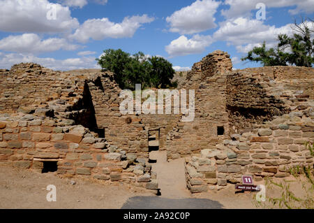 Ansicht der ausgegrabenen West Ruinen in Aztec Ruins National Monument. Nur ein kleiner Teil der Website ist geklaert und vieles verborgen bleibt. Stockfoto